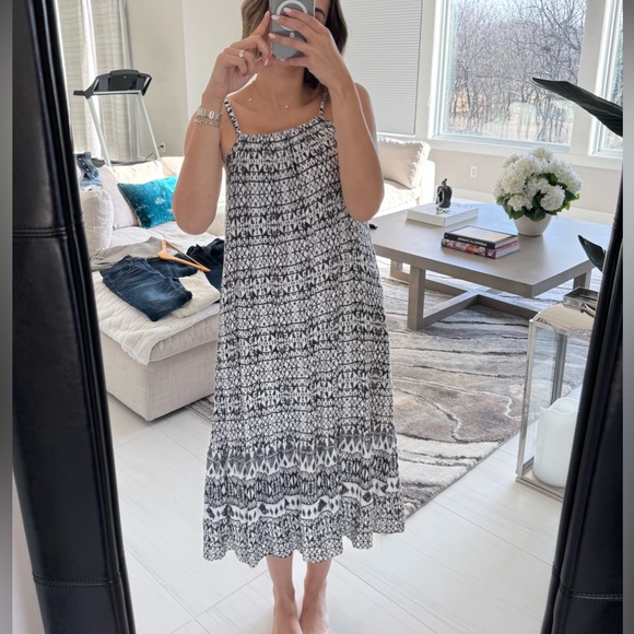 Elegant Monochrome Maxi Dress - Picture 4 of 4